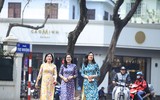 Phụ nữ Công an Hà Nội thướt tha áo dài xuống phố trong ngày 8-3